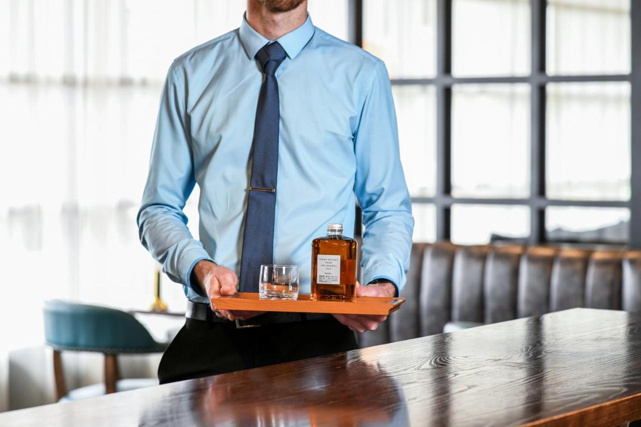 Powerhouse Hotel Tamworth By Rydges Екстериор снимка A butler serving drinks