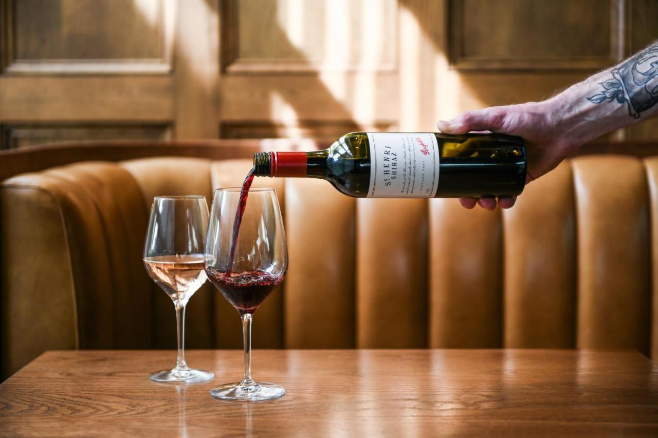 Powerhouse Hotel Tamworth By Rydges Екстериор снимка Wine being poured