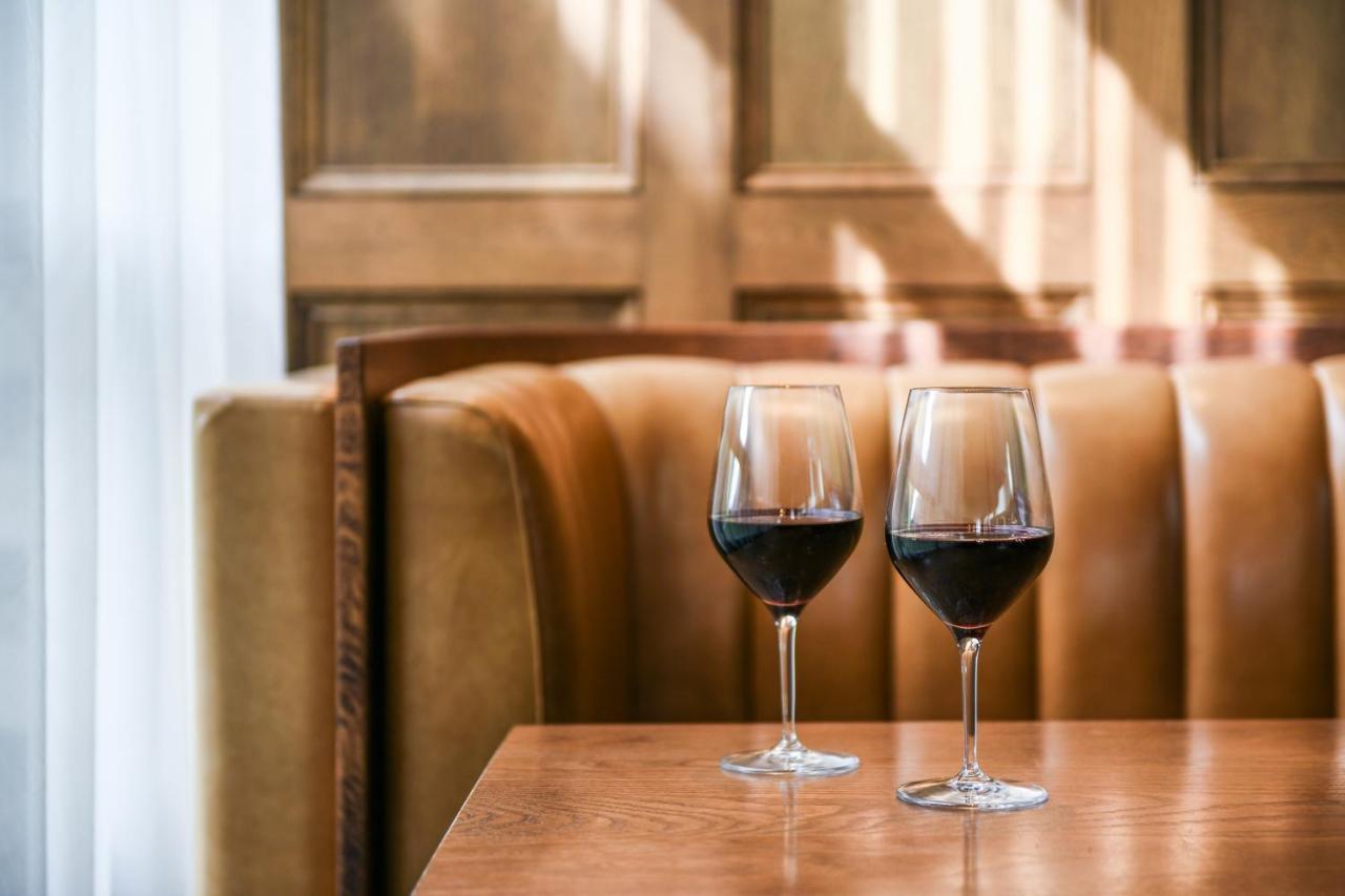 Powerhouse Hotel Tamworth By Rydges Екстериор снимка Wine at the restaurant