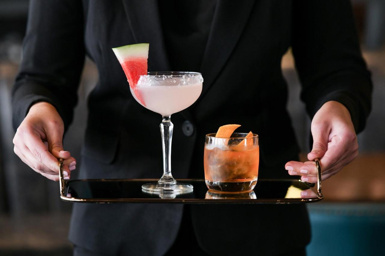 Powerhouse Hotel Tamworth By Rydges Екстериор снимка A server holding a tray of cocktails