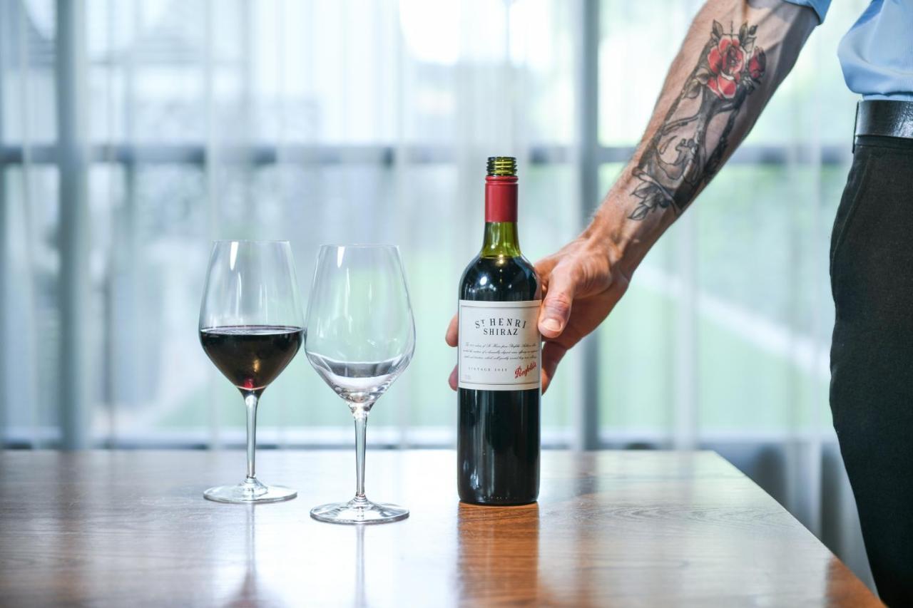 Powerhouse Hotel Tamworth By Rydges Екстериор снимка A wine server holding a bottle of wine