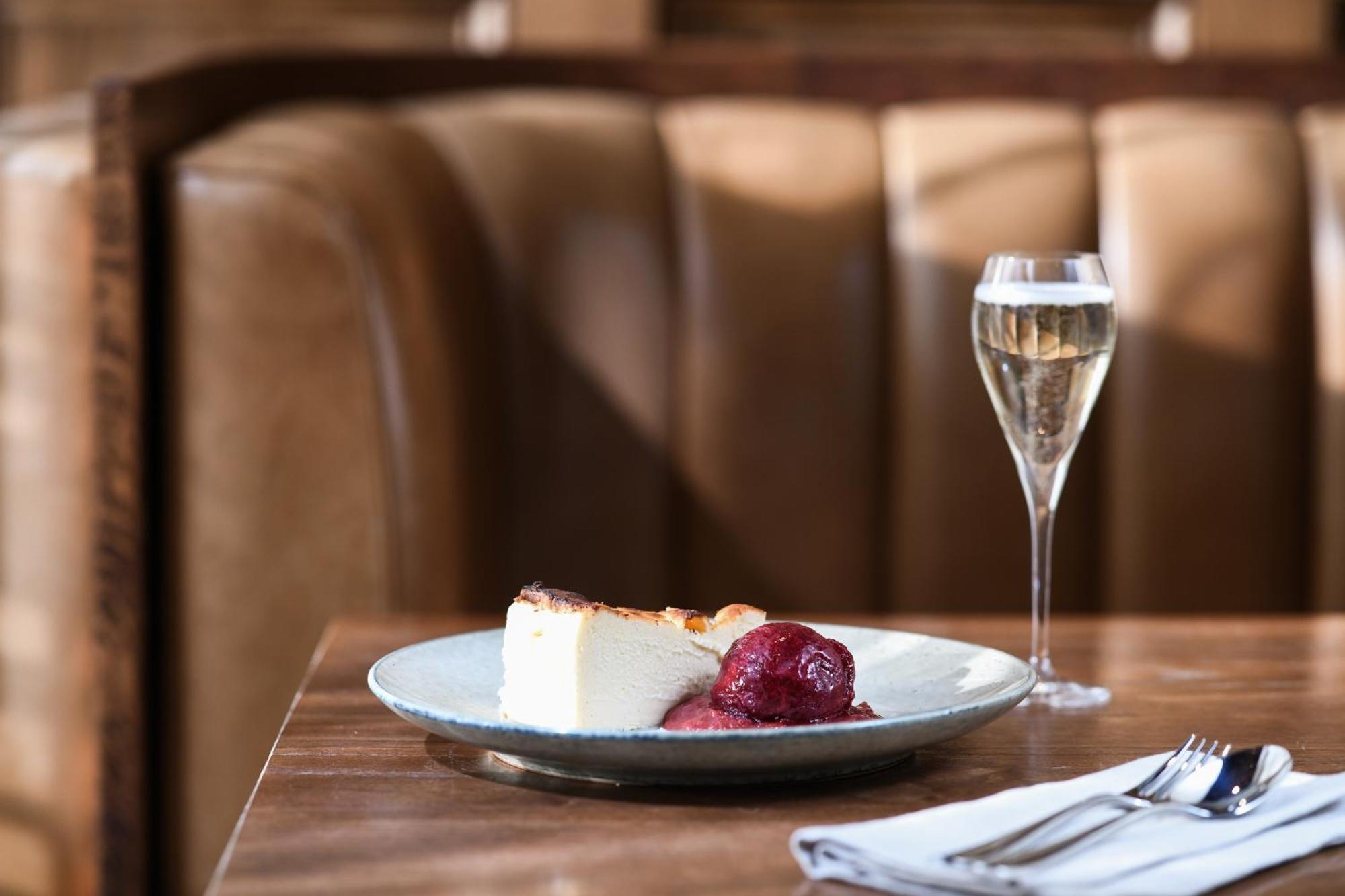 Powerhouse Hotel Tamworth By Rydges Екстериор снимка A glass of Champagne with a dessert