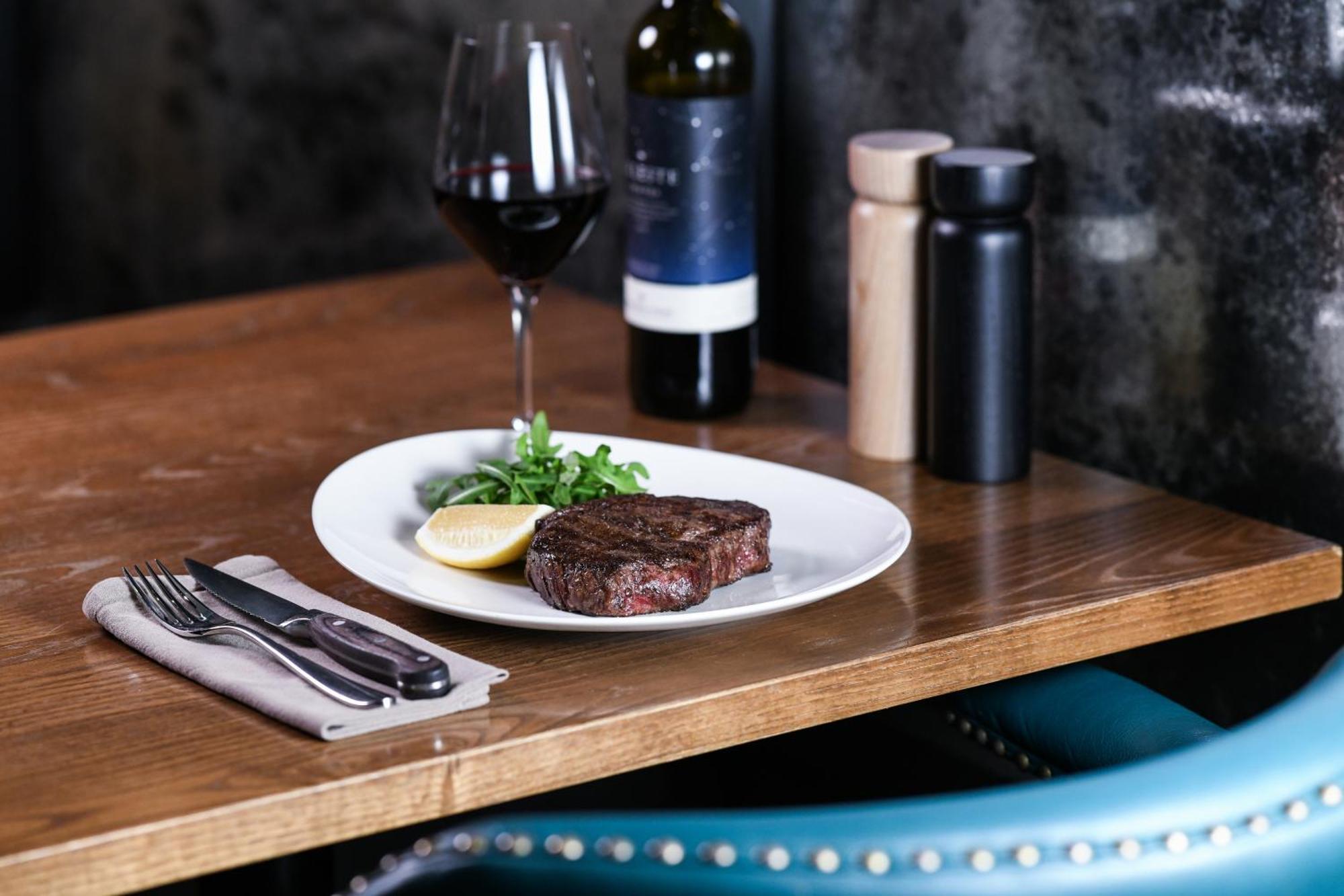 Powerhouse Hotel Tamworth By Rydges Екстериор снимка A steak and wine dinner