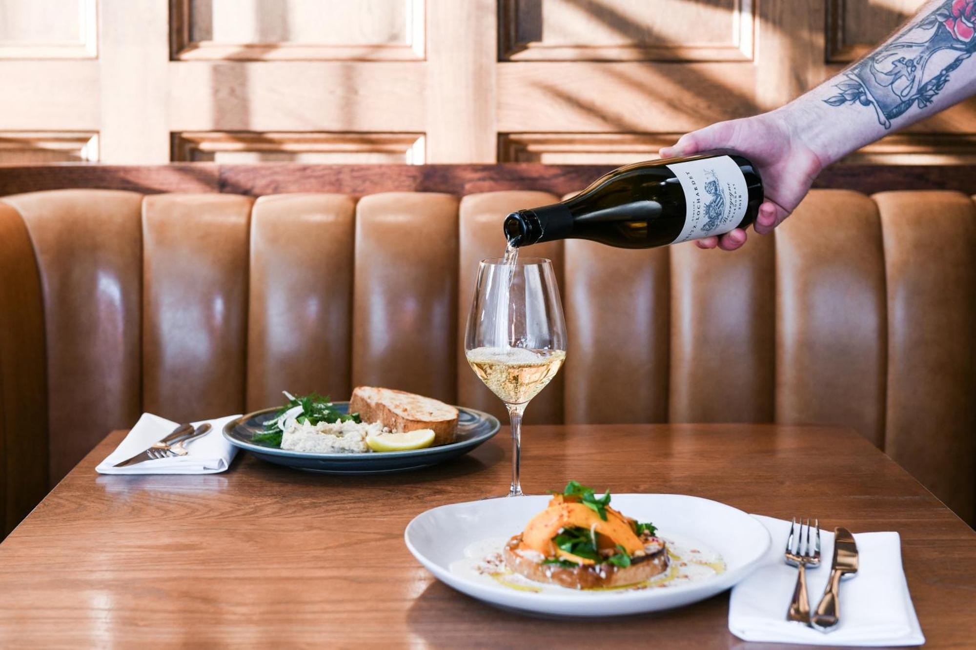 Powerhouse Hotel Tamworth By Rydges Екстериор снимка A server pours wine at a restaurant